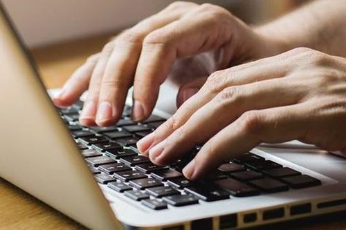 Mở máy tính của vợ để cho con xem phim hoạt hình, chồng hoảng sợ khi nhìn thấy thứ bên trong