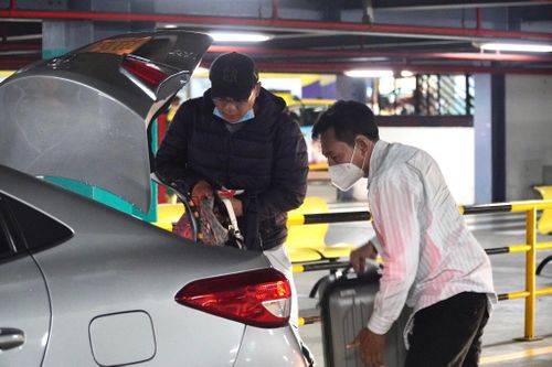 Hành khách lúng túng khi đón taxi công nghệ tại sân bay Tân Sơn Nhất