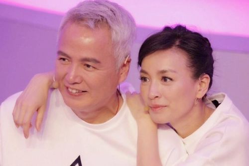 Vợ chồng Trương Đình mua hàng giảm giá sau khi bị phong tỏa tài sản