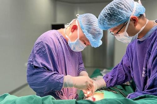 Ngực biến dạng sau khi tiêm filler không rõ nguồn gốc