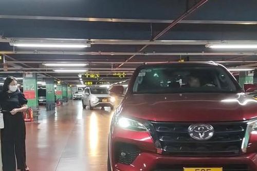 Ngày đầu thay đổi vị trí đón xe công nghệ ở sân bay Tân Sơn Nhất