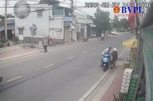 Nam thanh niên trộm 3 thùng bia bị nữ chủ quán chống trả quyết liệt