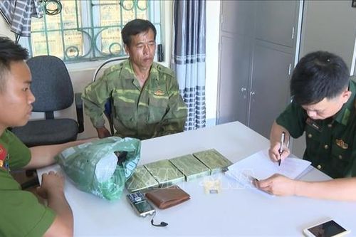 Bắt 2 đối tượng mua bán trái phép 4 bánh heroin
