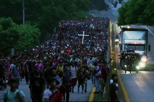 Xe đông lạnh chở hàng trăm người nhập cư bị bỏ lại ven đường ở Mexico
