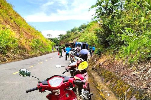 Lâm Đồng: Xe container bị lật trên đèo Con Ó khiến hai người tử vong
