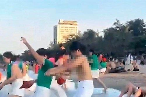 Nữ du khách cởi áo ngực trên bãi biển: Xử phạt đơn vị tổ chức sự kiện