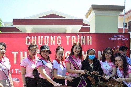 Đà Nẵng: Ban tổ chức Hoa hậu Doanh nhân Việt Nam 2022 trao tặng bò giống cho 22 hộ nghèo