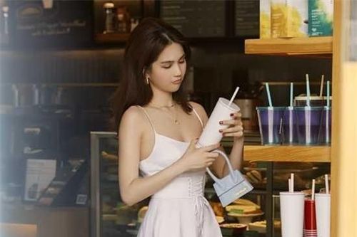 Ngày hè, nàng diện đồ màu trắng như Ngọc Trinh, Tiểu Vy làm bao anh say nắng