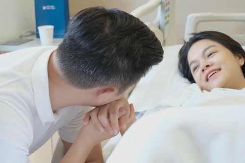 Phạm Quỳnh Anh bất ngờ chia sẻ vlog kỉ niệm 10 ngày sinh bé Zoey kèm sự xuất hiện của ông xã 'bí ẩn'