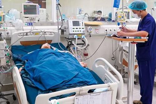 Ngã xuống ao cá, bé 2 tuổi nguy kịch