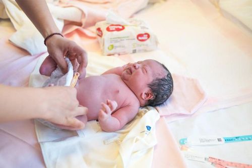 Kêu than vì vợ sinh con gái, ông bố bị 'ném đá' đến mức phải ngừng kinh doanh