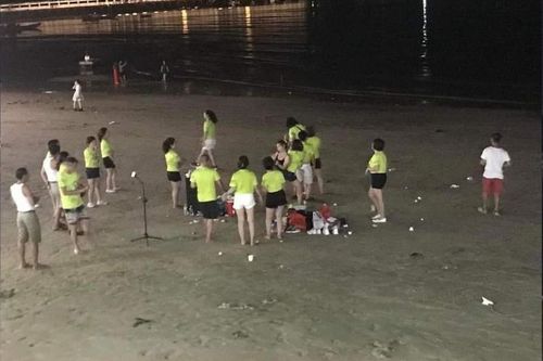 Xôn xao ảnh đoàn người vui chơi trên biển, để lại cảnh tượng 'xấu xí' khi rời đi