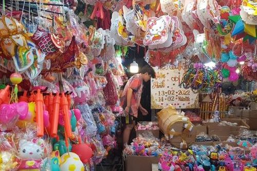 Phố lồng đèn TP HCM bắt đầu nhộn nhịp, tiểu thương tăng cường bán trực tuyến