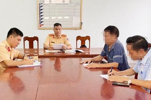 Xử phạt hai tài xế đỗ xe trên cầu Cửa Hội để chụp ảnh