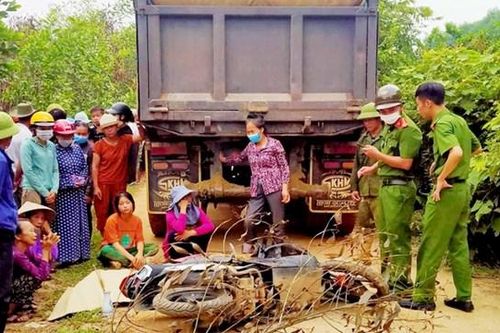 Nữ sinh sư phạm tử vong khi xe máy va chạm với xe tải chờ cát