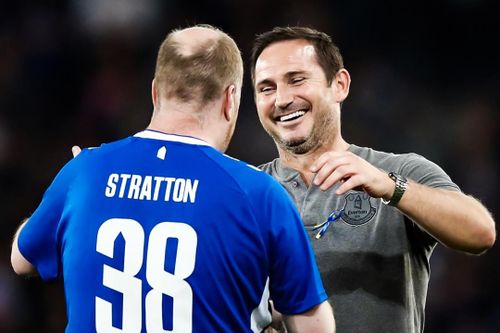 Khoảnh khắc Lampard tung CĐV vào sân