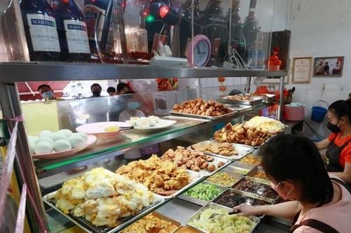 Quán ăn Singapore nhiều năm không tăng giá dù làm không đủ sống