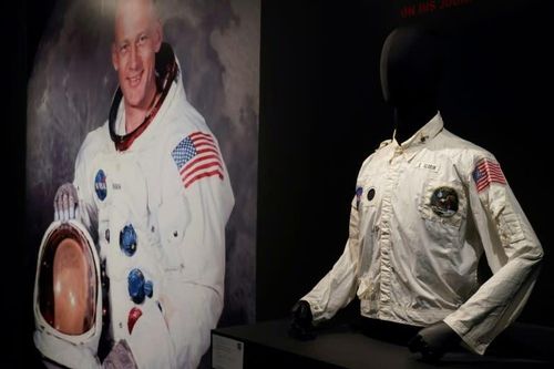 Áo phi hành gia Apollo 11 được bán đấu giá gần 2,8 triệu USD