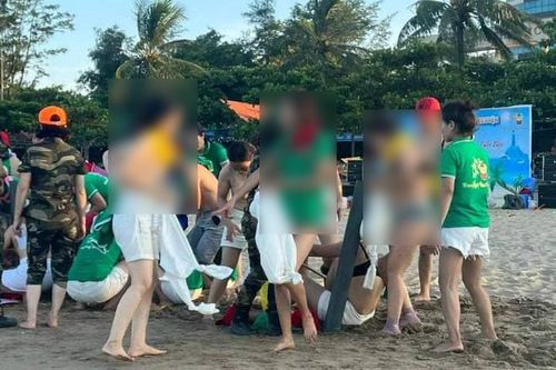 Công ty để nhóm nữ nhân viên 'lột đồ múc nước' phải xin lỗi công khai