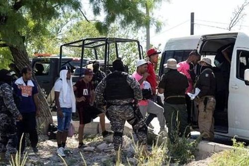 Mexico phát hiện gần 100 người di cư trên xe tải