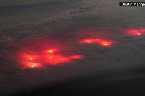 Ánh sáng đỏ bí ẩn xuất hiện trên Thái Bình Dương: Là UFO?