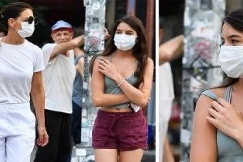 Suri Cruise thu âm bài hát trong hai bộ phim của mẹ Katie Holmes