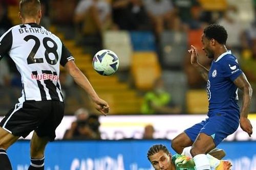 Có bàn ra mắt Chelsea, Sterling vẫn mang danh 'chân gỗ'