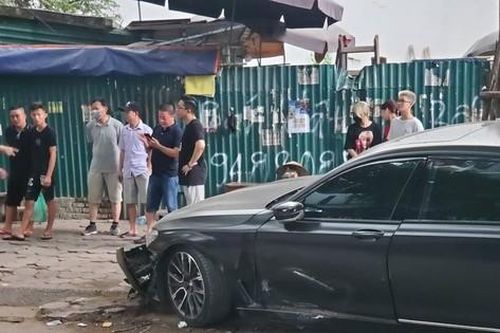 Mercedes-Benz S450 mất lái, tông ô tô BMW và nhiều xe máy ở Hà Nội