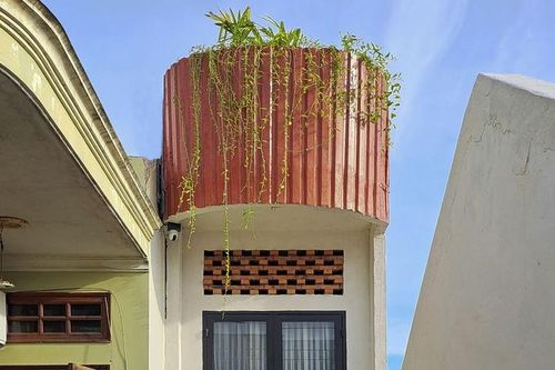 Tái sử dụng vật liệu cũ cải tạo nhà mặt tiền 2m cho bố mẹ