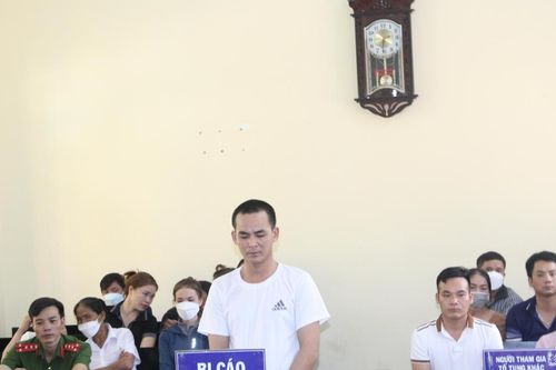 Cầm dao chém chủ nhà, đổ xăng đốt tài sản người làng
