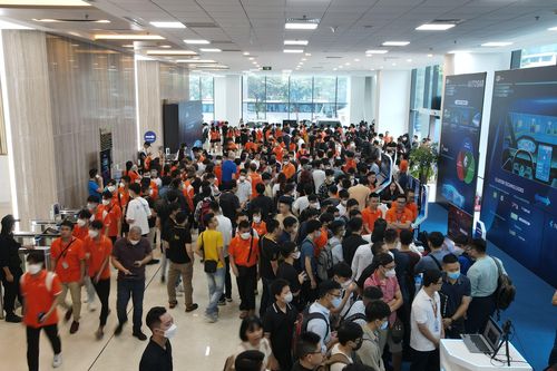 Kỹ sư Việt trình diễn công nghệ xe hơi tại Automotive Tech Show