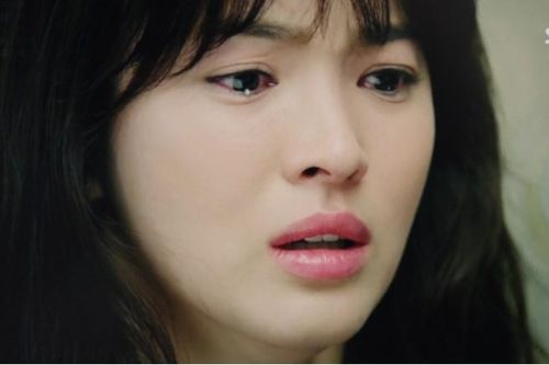 Lấy chồng kém mình gần chục tuổi, đêm tân hôn tôi ngồi cắn gối ấm ức phát khóc