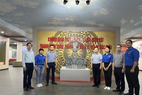 Đoàn Thanh niên Cộng sản Hồ Chí Minh Văn phòng Quốc hội dâng hương tri ân các anh hùng Liệt sĩ tại Thái Nguyên