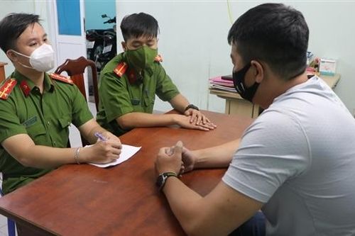 Con bị hóc xương cá, bố đưa đến viện rồi... bóp cổ bác sĩ
