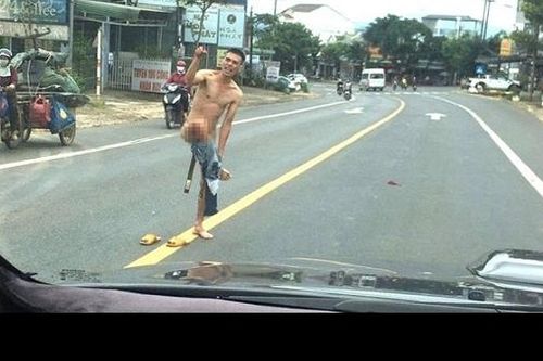 'Ngáo đá' lột sạch quần áo gây náo loạn đường phố