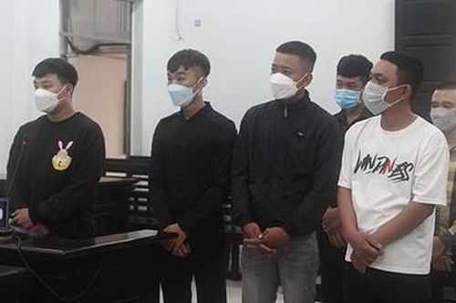 Hỗn chiến vì bị cho là 'nhìn đểu' trong nhà vệ sinh quán nhậu