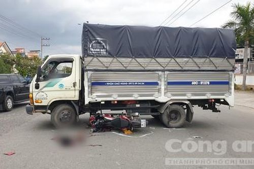 Xe máy chạy tốc độ cao tông xe tải đang quay đầu, 1 thanh niên tử vong