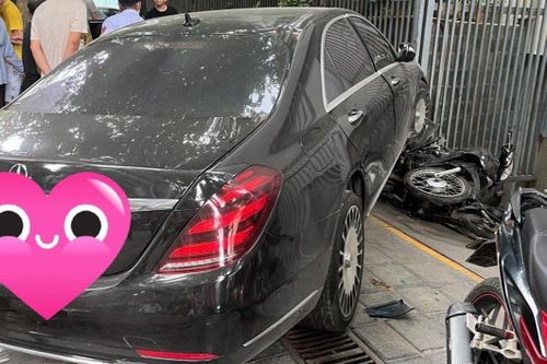 Tài xế Mercedes-Benz tông nhiều ô tô và xe máy giữa đường Hà Nội