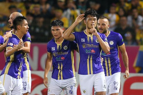 SLNA bị đuổi người, Hà Nội FC thắng ngược và độc chiếm ngôi đầu