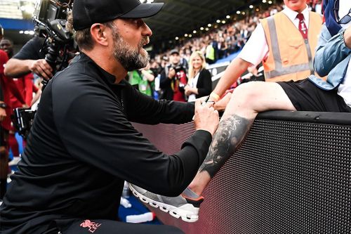 Klopp ký vào chân cổ động viên Liverpool