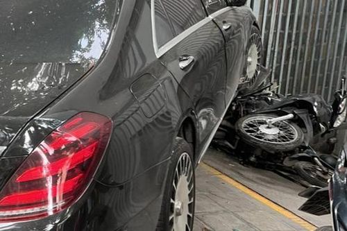 Xe Mercedes S450 mất lái, tông vào xe BMW 730Li và nhiều xe máy