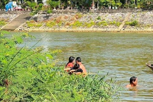 Đi bắt ốc, hai anh em họ đuối nước