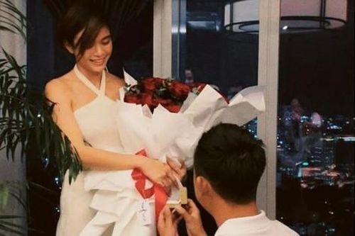 Mâu Thủy được bạn trai quỳ gối cầu hôn