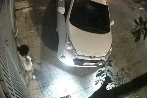 Nóng trên đường: Đứng 'xi nhan' cho chồng đỗ xe, cô gái trẻ suýt bị tông dính tường