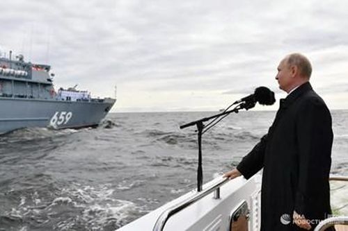 Tổng thống Nga Putin tham dự Lễ diễu binh nhân Ngày Hải quân