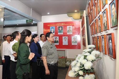 Thủ tướng Phạm Minh Chính tưởng niệm các liệt sĩ thanh niên xung phong Đại đội 915