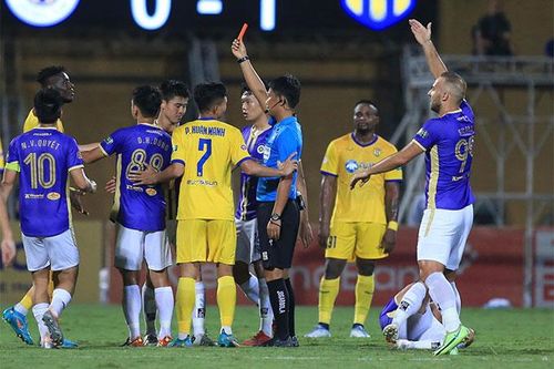Olaha từ người hùng hóa tội đồ, SLNA thua ngược Hà Nội FC