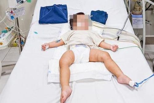Sức khỏe cháu bé hơn 1 tuổi bị đôi vợ chồng ở Hà Nội hành hạ giờ ra sao?