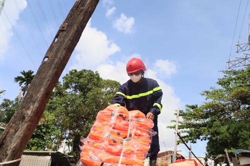 Trao yêu thương tới xóm chài nghèo dưới dạ cầu Bình Lợi