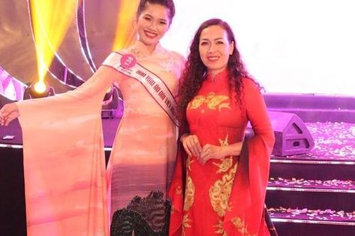 NTK Thủy Lê đưa Vũng Chùa – Đảo Yến lên áo dài